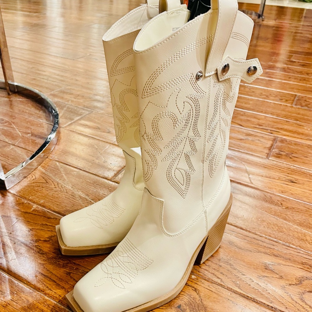 ❤️👢NEW Forever21 Elegant Cream Western Boots Size 8